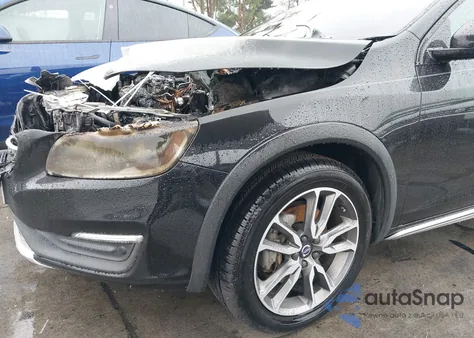 2017 Volvo V60 Cross Country T5 z USA, uszkodzony, nr VIN YV440MWK4H1037458